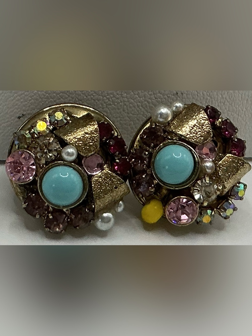 BETSEY JOHNSON GOLD TONE VINTAGE STYLE CLUSTER PIERCED EARRINGS